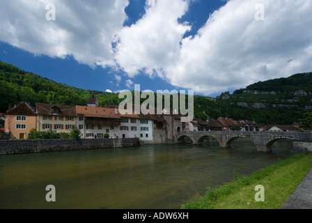 Vue en perspective de Saint-Ursanne par la rivière Doubs, Jura, nord-ouest de la Suisse Banque D'Images