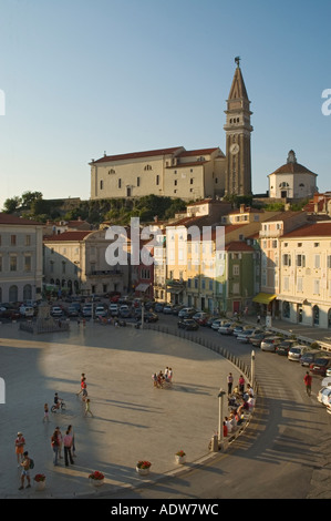 La place Tartini Piran Slovénie Église de St George beffroi Banque D'Images