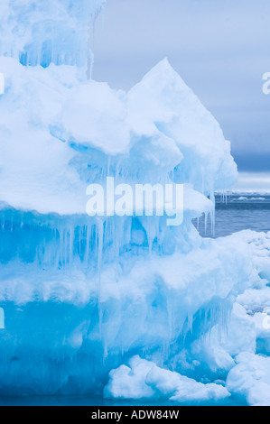 Iceberg flottant dans les glaces en mouvement. Formulaire de glaçons à mesure que la glace fond dans la chaleur de la journée et gèle la nuit. Banque D'Images