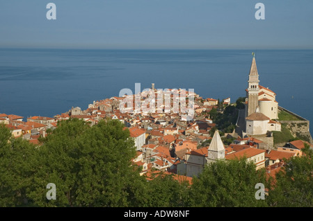 La Slovénie Piran vue depuis la vieille ville fortifiée de la péninsule vers l'église de St George beffroi à droite Banque D'Images