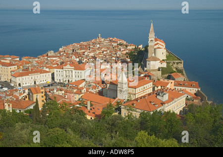 La Slovénie Piran vue depuis la vieille ville fortifiée de la péninsule vers l'église de St George beffroi à droite Banque D'Images