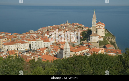 La Slovénie Piran vue depuis la vieille ville fortifiée de la péninsule vers l'église de St George beffroi à droite Banque D'Images