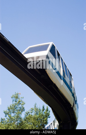 Le train monorail au-dessus de lui à la Minnesota Zoo à Apple Valley Minnesota Banque D'Images