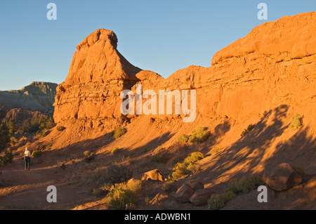 Cannonville Utah Kodachrome Basin State Park female hiker sur Shakespeare Arch Trail coucher du soleil Banque D'Images