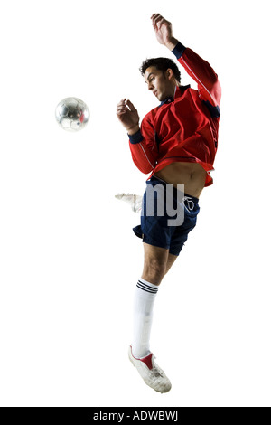 Man kicking soccer ball Banque D'Images