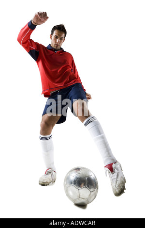 Man kicking soccer ball Banque D'Images