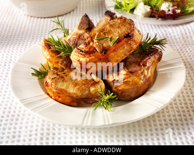 Grillades de griddles, biftecks d'agneau au romarin, prêts à manger Banque D'Images