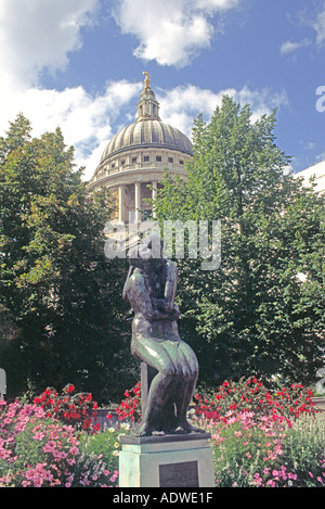 Statue de la jeunes amoureux à l'extérieur de la Cathédrale St Paul à Londres, la capitale de l'Angleterre Banque D'Images
