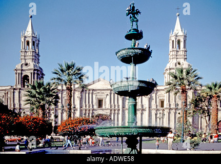 Cathédrale de San Francisco et de la fontaine à Arequipa au Pérou Banque D'Images