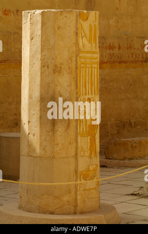 Colonne indiquant les hiéroglyphes au Temple Hatshepsut, Vallée des Reines, Cisjordanie Egypte Louxor Banque D'Images