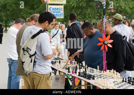 Jeu d'échecs en plein air dans la région de Chicago Millennium Park avec l'homme noir à l'homme blanc Banque D'Images