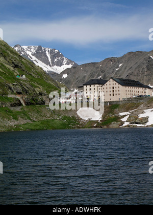 Grand St Bernard Pass, Suisse / Italie : vue de l'hospice et le lac en été Banque D'Images