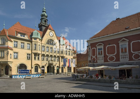 Place de la ville de Ptuj Slovénie Mairie cafe bar restaurant Banque D'Images