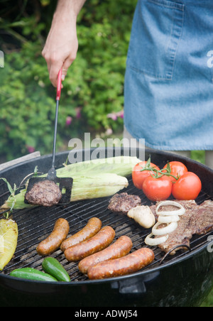 Grilling food extérieur en été Banque D'Images