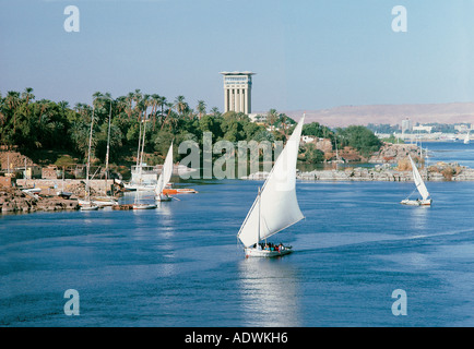 Felouques ou bateaux à voile sur le Nil près d'Assouan Egypte Afrique du Nord Banque D'Images
