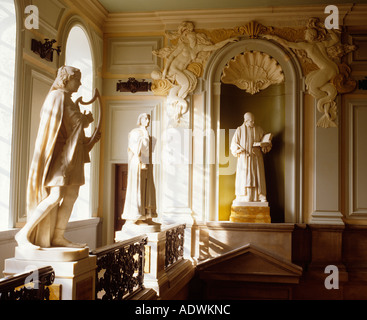 Pays de Galles Cardiff City Hall à l'intérieur de statues Banque D'Images