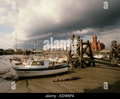 Pays de Galles Cardiff barrage des années 1980 avant de bateaux amarrés dans la baie de Cardiff, en face du quai bâtiment de tête Banque D'Images