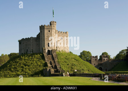 Pays de Galles Cardiff Centre Château donjon normand et pelouse Banque D'Images