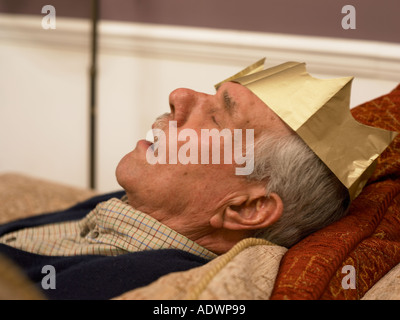 La sieste après le repas de Noël de l'homme Banque D'Images