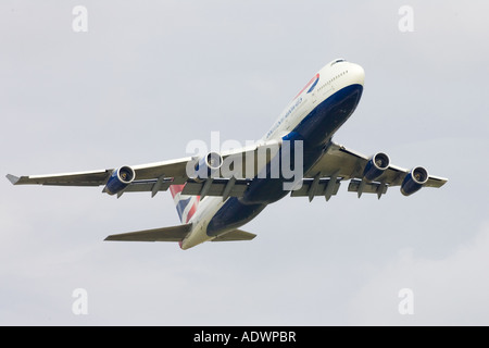 British Airways Jumbo jet battant loin de Londres Heathrow Royaume-Uni Banque D'Images