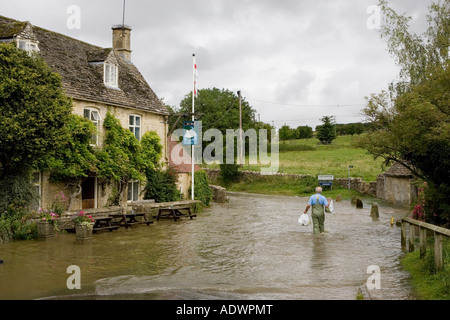 Filtre la homme l'eau d'inondation dans l'Oxfordshire England Royaume-Uni Swinbrook Banque D'Images