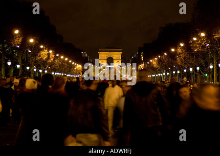 Les gens se rassemblent pour un reveillon célébrations dans les Champs Elysées par l'Arc de Triomphe Paris France Banque D'Images