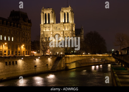 Cathédrale Notre Dame de Paris sur l'ële de la cité par la Seine Paris France Banque D'Images