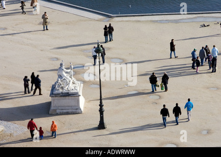 Les visiteurs se promener dans le Jardin des Tuileries Paris France Centrale Banque D'Images