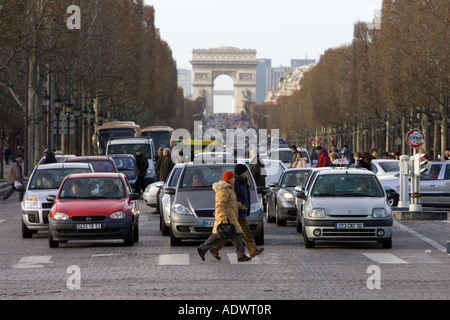 Arrête la circulation pour piétons circulent sur passage clouté sur Champs Elysées centre de Paris France Banque D'Images