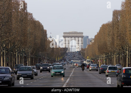 Les véhicules circulant sur les Champs Elysées par Arc de Triomphe Paris France Centrale Banque D'Images