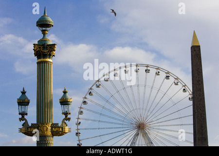 Obélisque de Louxor streetlight période et la Place de la Concorde, la grande roue La Grande Roue centre de Paris France Banque D'Images