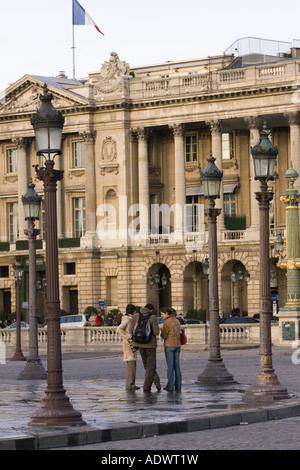 Les touristes en conversation sur coin de rue en face de l'Hôtel de Crillon sur la Place de la Concorde Paris France Centrale Banque D'Images