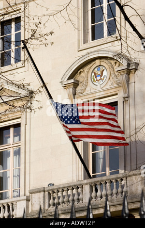 Drapeau en berne à l'ambassade des États-Unis à la place de la Concorde Paris France Banque D'Images