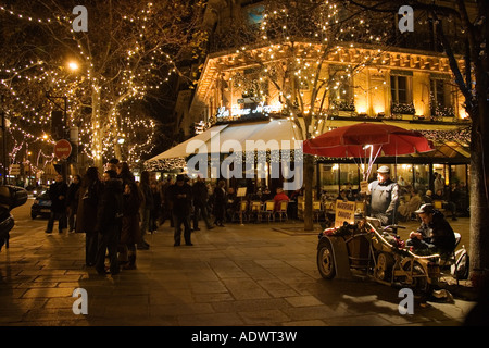 Vendeur de Chestnut Street rôti à l'extérieur Les Deux Magots, café et restaurant Boulevard St Germain Paris France Banque D'Images