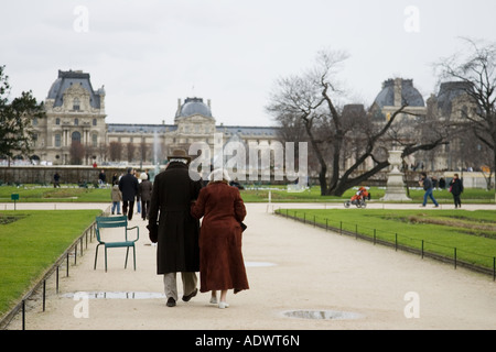 Couple de personnes âgées dans le Jardin des Tuileries par le Musée du Louvre galerie d'art centre de Paris France Banque D'Images