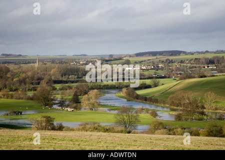 La rivière Windrush et inondé la vallée de l'eau pré dans la Burford Cotswolds Royaume-Uni Banque D'Images