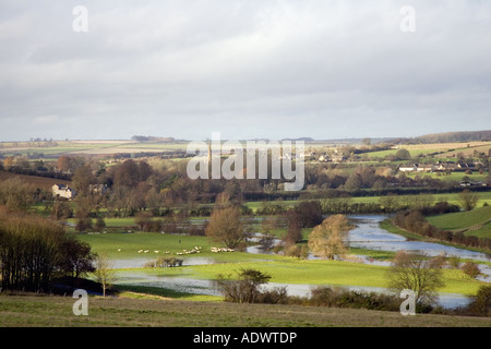 La rivière Windrush et inondé la vallée de l'eau pré dans les Cotswolds, Royaume-Uni Banque D'Images