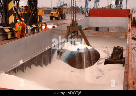 L'ENGRAIS DE DÉCHARGEMENT PAR GRUE SUR LE QUAI DANS UN PORT DE NEWPORT SOUTH WALES UK Banque D'Images