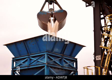 L'ENGRAIS DE DÉCHARGEMENT PAR GRUE SUR LE QUAI DANS UN PORT DE NEWPORT SOUTH WALES UK Banque D'Images