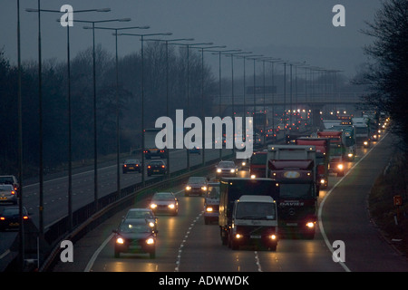 Dépassement de poids lourds la circulation en direction sud sur l'autoroute M1 dans la région de Northampton Royaume-Uni Banque D'Images