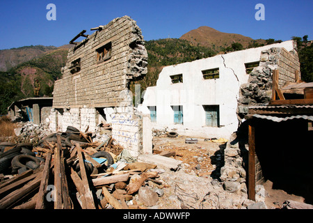 Bâtiments démolis dans la zone du séisme d'Azad Jammu Kashmir dans village de Pattika au Pakistan Banque D'Images