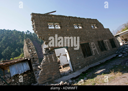 Bâtiments démolis dans la zone du séisme d'Azad Jammu Kashmir dans village de Pattika au Pakistan Banque D'Images