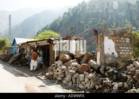 Bâtiments démolis dans la zone du séisme d'Azad Jammu Kashmir dans village de Pattika au Pakistan Banque D'Images