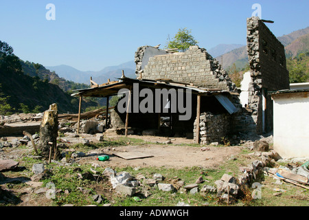 Bâtiments démolis dans la zone du séisme d'Azad Jammu Kashmir dans village de Pattika au Pakistan Banque D'Images