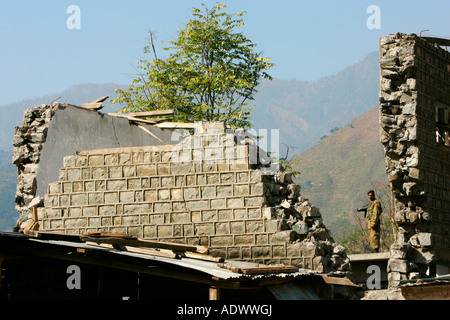 Bâtiments démolis dans la zone du séisme d'Azad Jammu Kashmir dans village de Pattika au Pakistan Banque D'Images