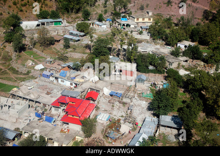 Bâtiments démolis vu de hélicoptère dans la zone du séisme d'Azad Jammu Kashmir Pakistan Banque D'Images