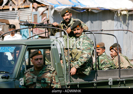 Des soldats pakistanais armés en véhicule avec machine gun dans village de Pattika au Pakistan Banque D'Images