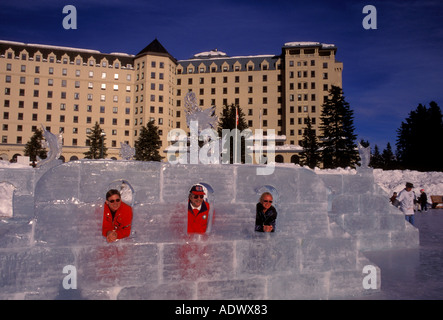 People Building, sculpture de glace Chateau Lake Louise chambres et logement, hébergement, Lake Louise, Banff National Park, Alberta, Canada Province Banque D'Images