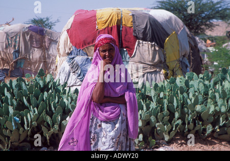 Femme déplacée dans le camp pour déplacés internes (PDI) à Hargeisa, Somaliland Banque D'Images