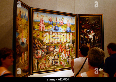 Museo del Prado Museum touristes admirer Jardin des délices de Jérôme Bosch Espagne Banque D'Images